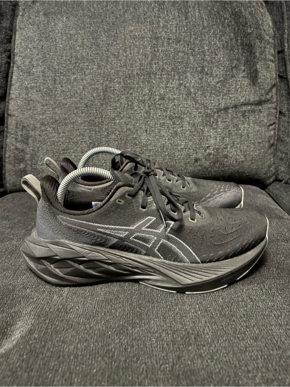 ASICS Wmns Novablast 4 Black Graphite Grey size 10 1012B510-002